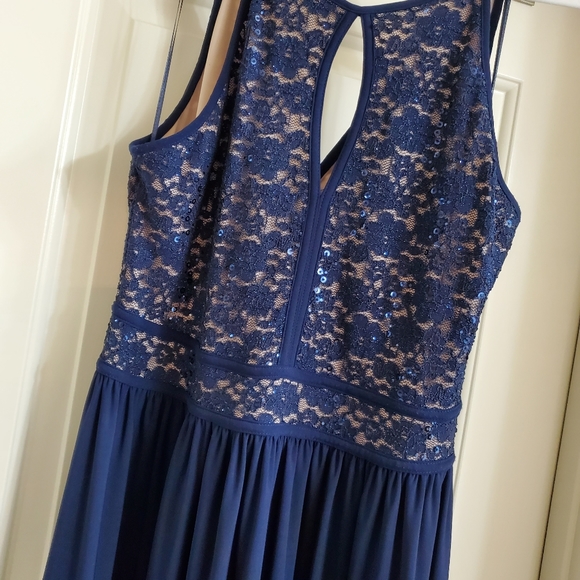 Keyhole Halter dress 👗 - Picture 6 of 8